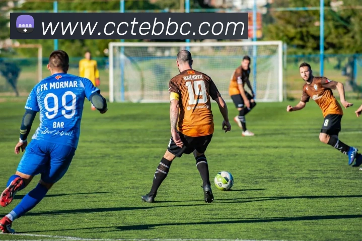 足球克鲁伊夫转身在紧凑比赛中如何为球员赢得摆脱空间